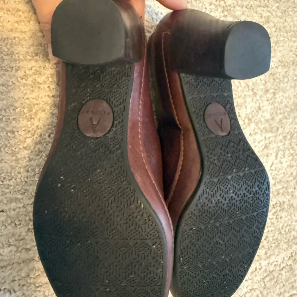 Clarks Women's Artisan Collection Brown Zip Up Leather Heels Size 7.5M Fair Used